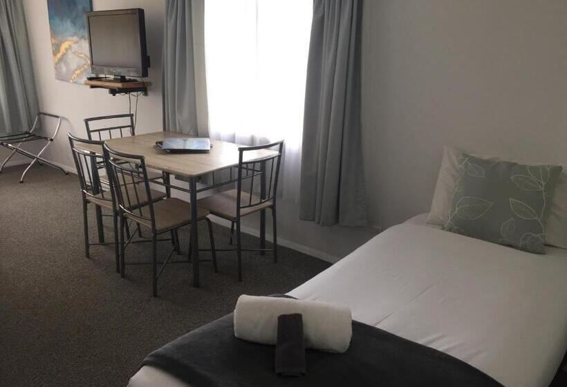 סטודיו משפחתי, Fairway Motel & Apartments