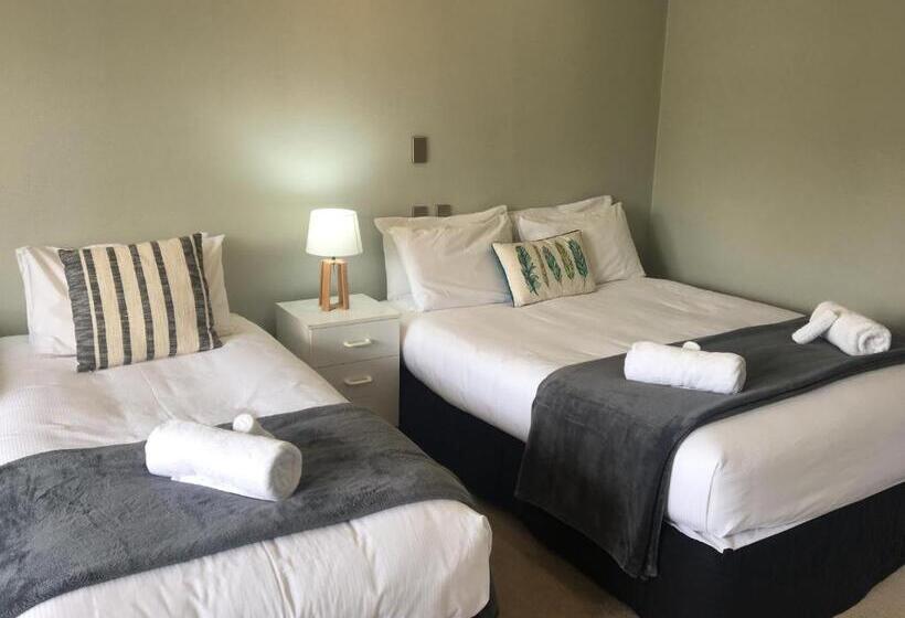 스탠다드 스튜디오, Fairway Motel & Apartments