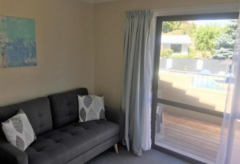 מיטת קינג בסוויטה, Fairway Motel & Apartments