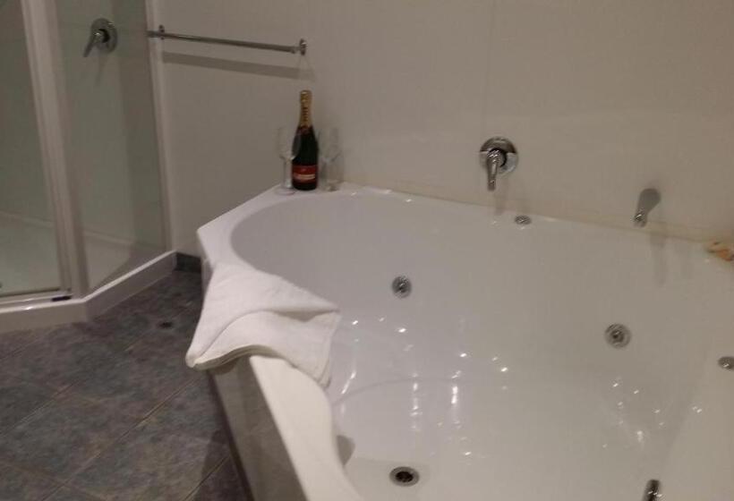 מיטת קינג בסוויטה, Fairway Motel & Apartments