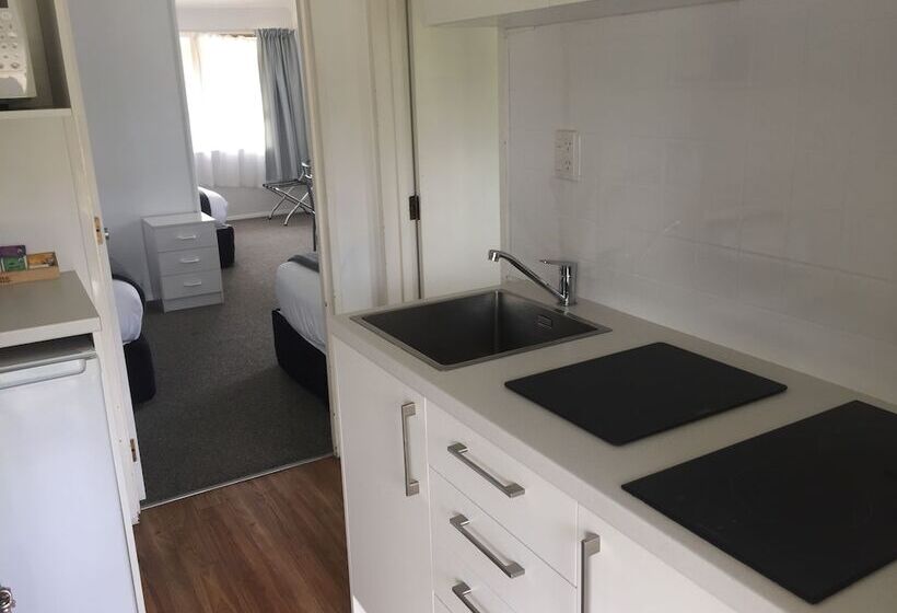 סטודיו משפחתי, Fairway Motel & Apartments