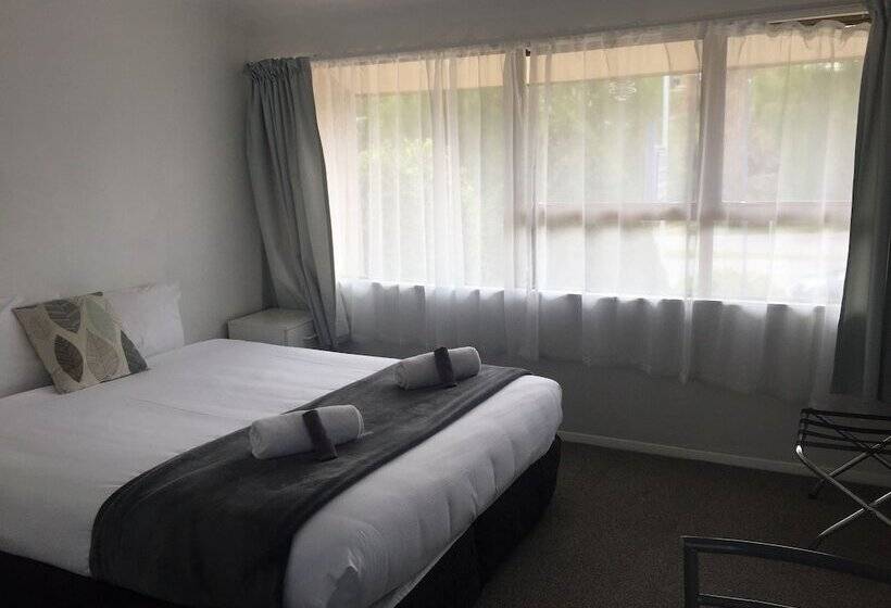 סטודיו משפחתי, Fairway Motel & Apartments