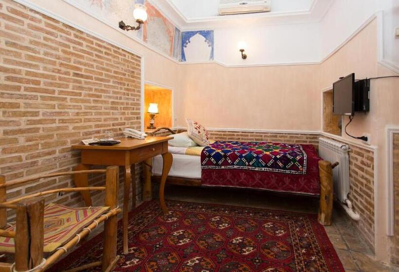 חדר סטנדרט יחיד, Amulet