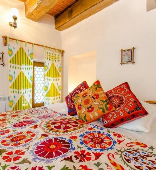 חדר סטנדרט, Amulet