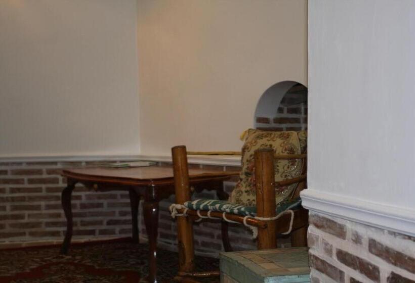 חדר סטנדרט לשלושה, Amulet