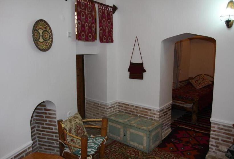 חדר סטנדרט לשלושה, Amulet