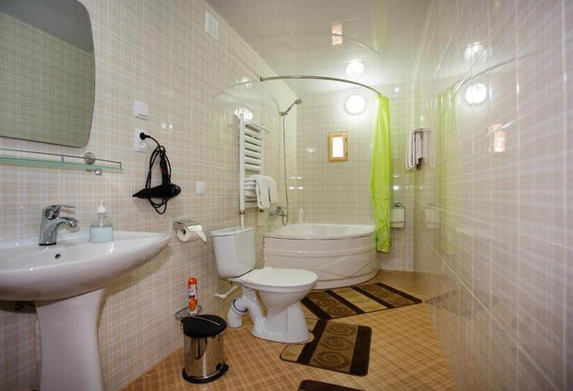 חדר סטנדרט לשלושה, Amulet