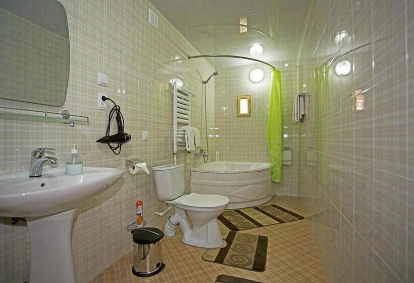 חדר סטנדרט לשלושה, Amulet