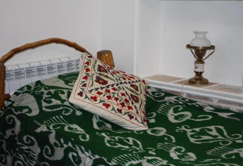 חדר סטנדרט לשלושה, Amulet