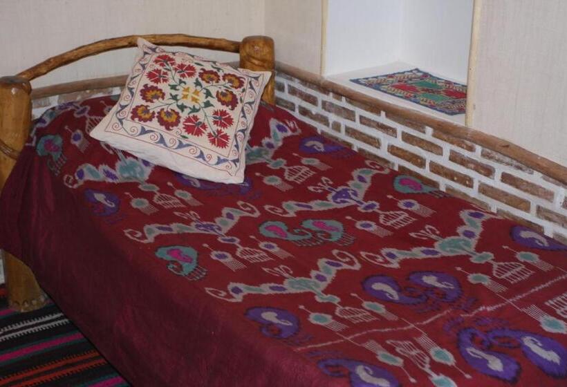 חדר סטנדרט לשלושה, Amulet