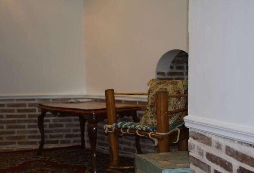 חדר סטנדרט לשלושה, Amulet