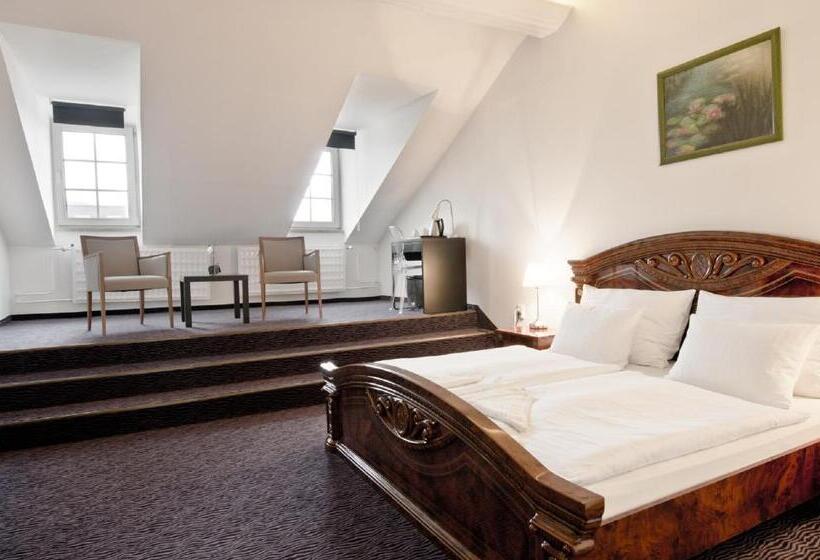 디럭스 룸, Arcade