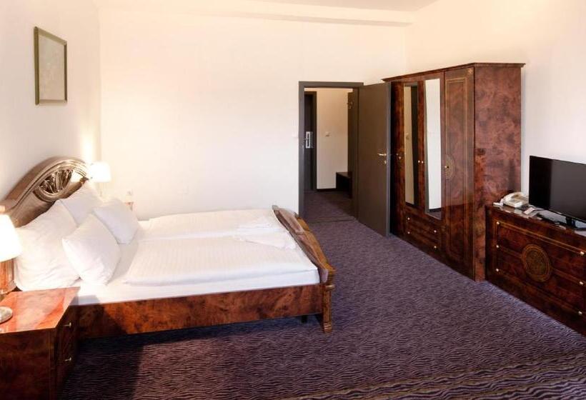 디럭스 룸, Arcade