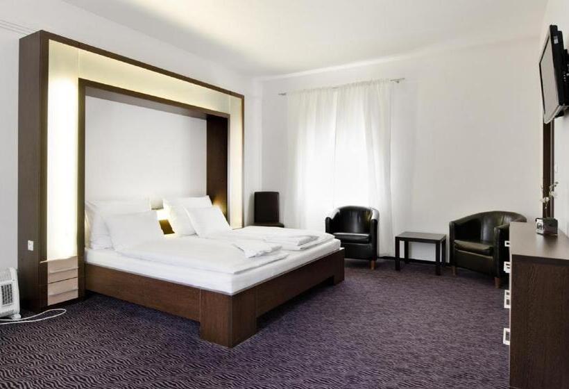 디럭스 룸, Arcade