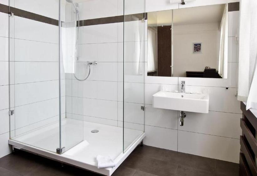 디럭스 룸, Arcade