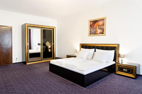 디럭스 룸, Arcade