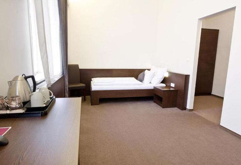 디럭스 룸, Arcade