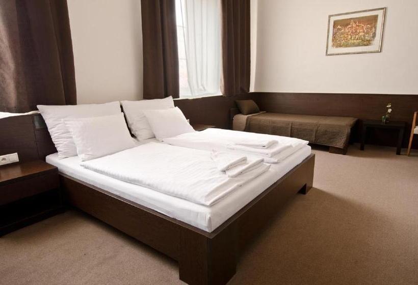 디럭스 룸, Arcade