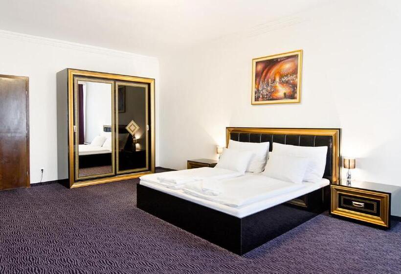 디럭스 룸, Arcade