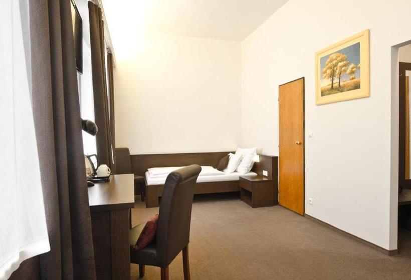 디럭스 룸, Arcade