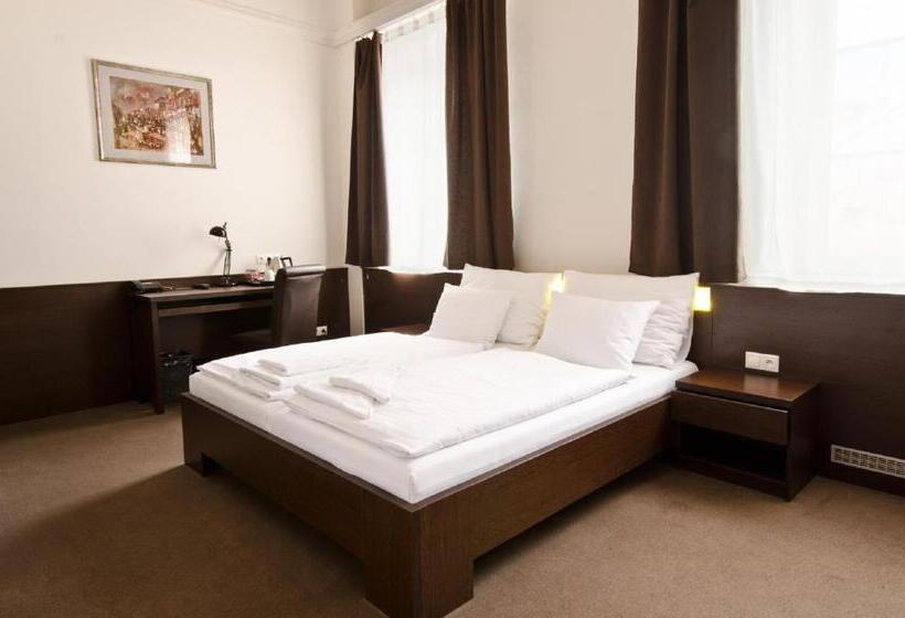 디럭스 룸, Arcade