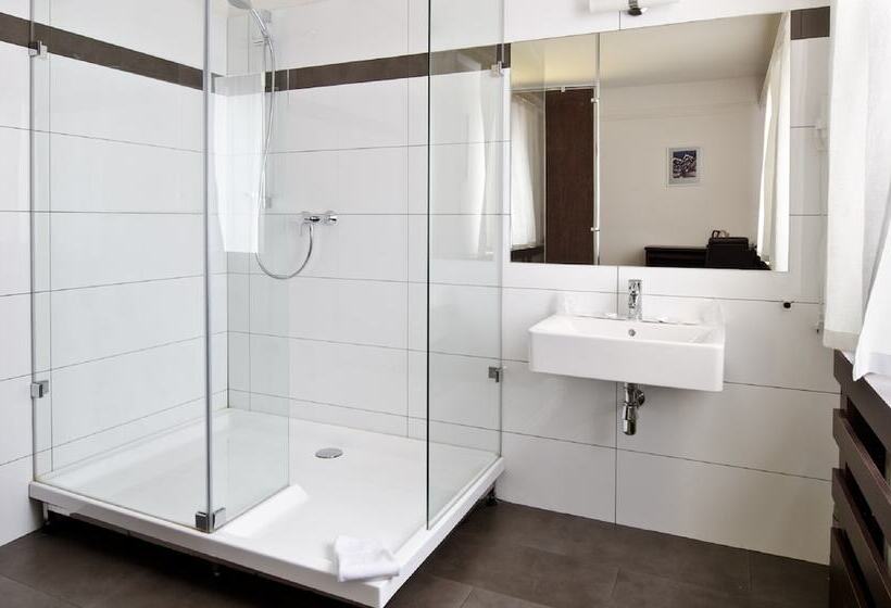 디럭스 룸, Arcade