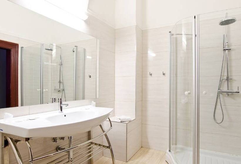 디럭스 룸, Arcade