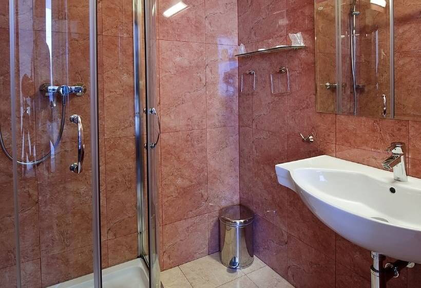 디럭스 룸, Arcade