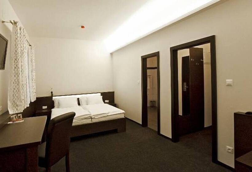 디럭스 룸, Arcade