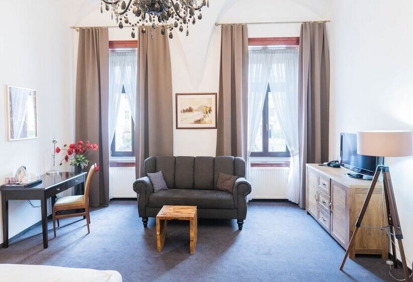 주니어 스위트, Arcade