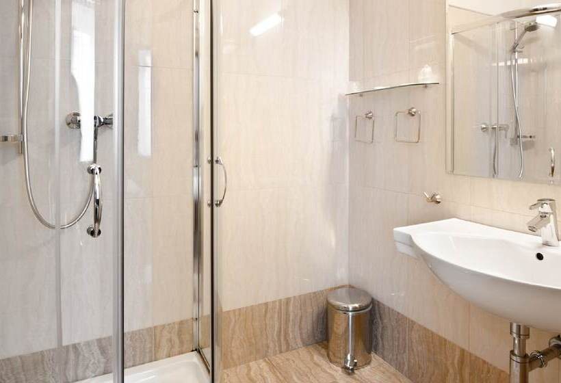 디럭스 룸, Arcade