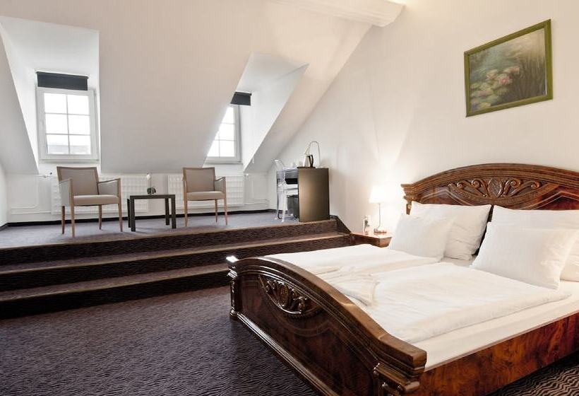 디럭스 룸, Arcade