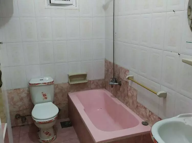 اتاق استاندارد سه نفره, Cairo Moon Hostel