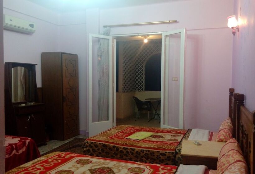 اتاق استاندارد سه نفره, Cairo Moon Hostel