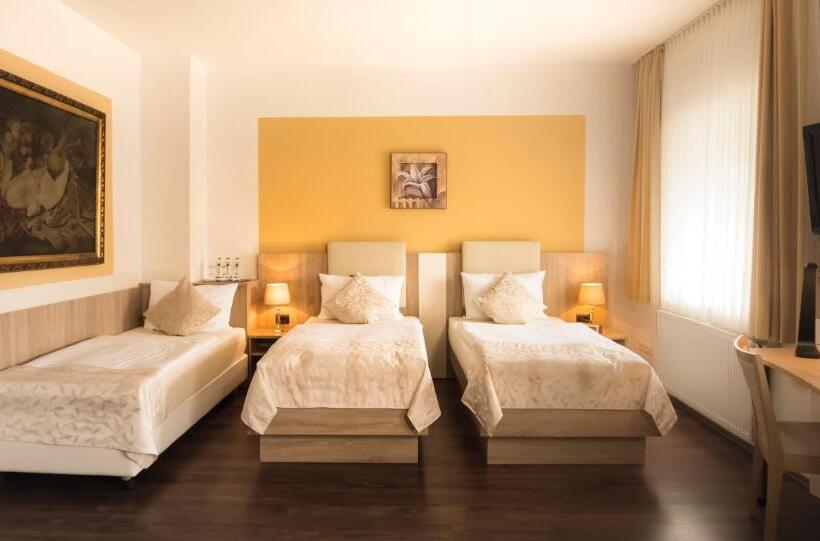 חדר סטנדרט לשלושה, Carlton Mayfair