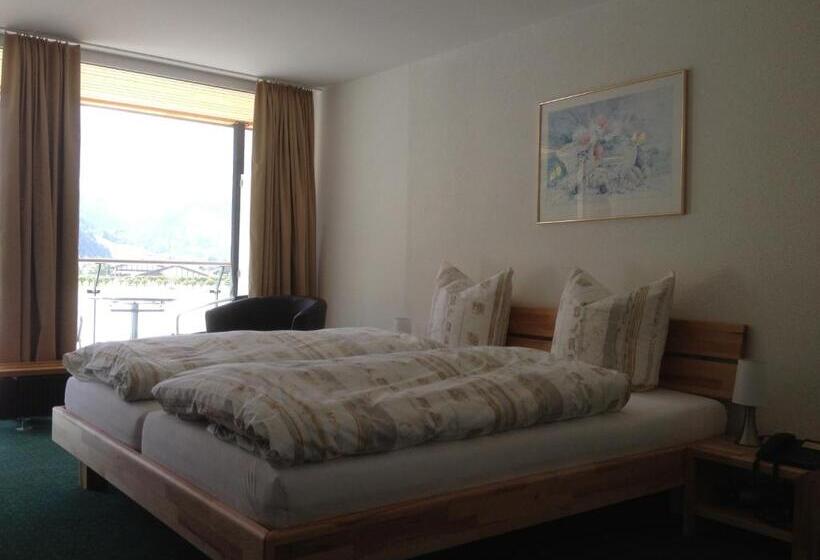 Номер Стандарт, Hahnenblick