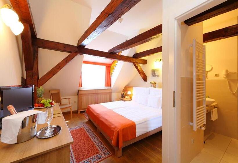 غرفة قياسية, Historia & Historante