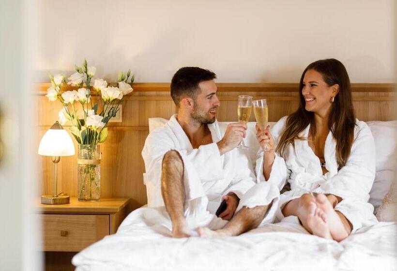 غرفة قياسية, Historia & Historante