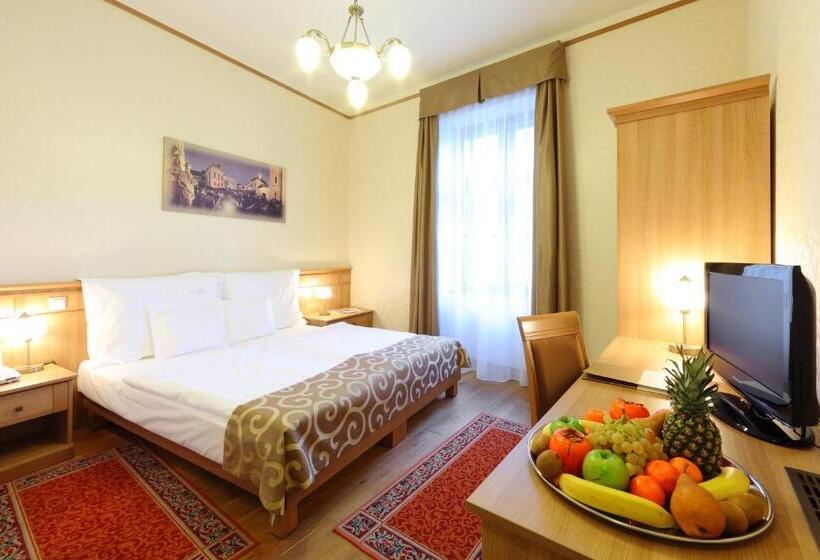 غرفة قياسية, Historia & Historante