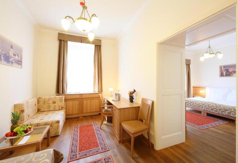 Familiekamer, Historia & Historante