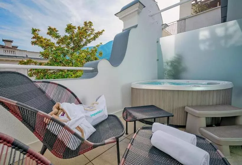 バスタブ付きスーペリアールーム, Boutique Hotel Imperialart