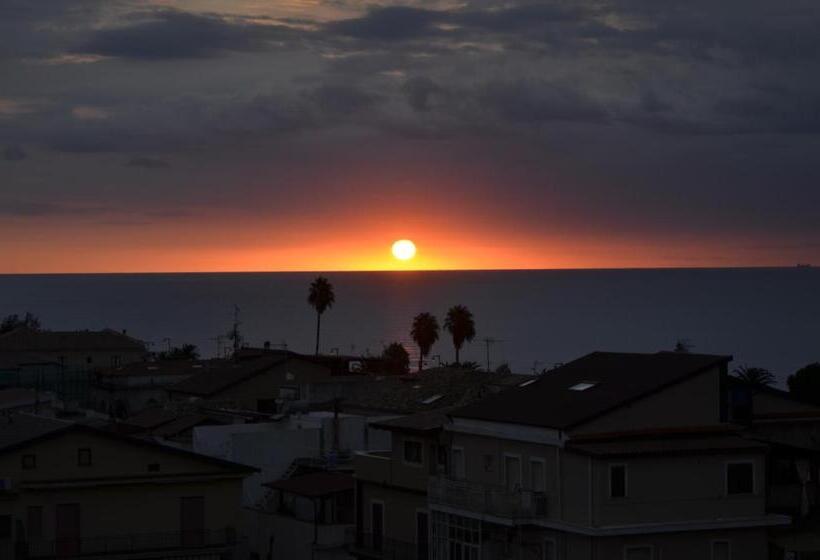 غرفة قياسية ثلاثية, Mediterraneo