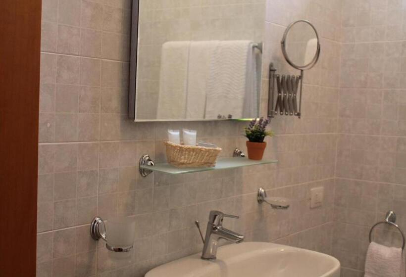 غرفة قياسية ثلاثية, Mediterraneo