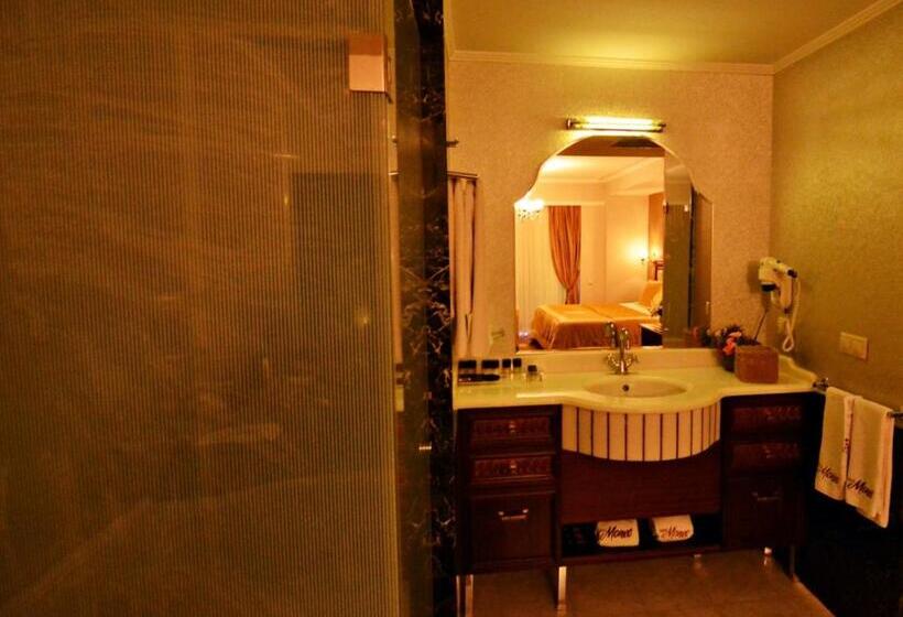 Quarto deluxe, Monec