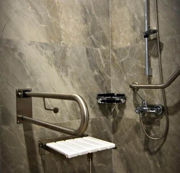 Quarto deluxe, Monec