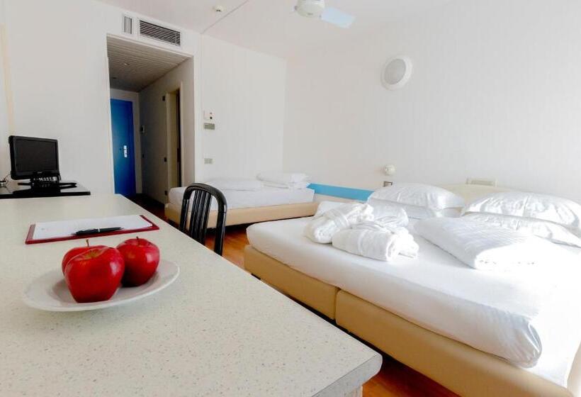 带阳台的三人标准间, Hi Hotels Riva