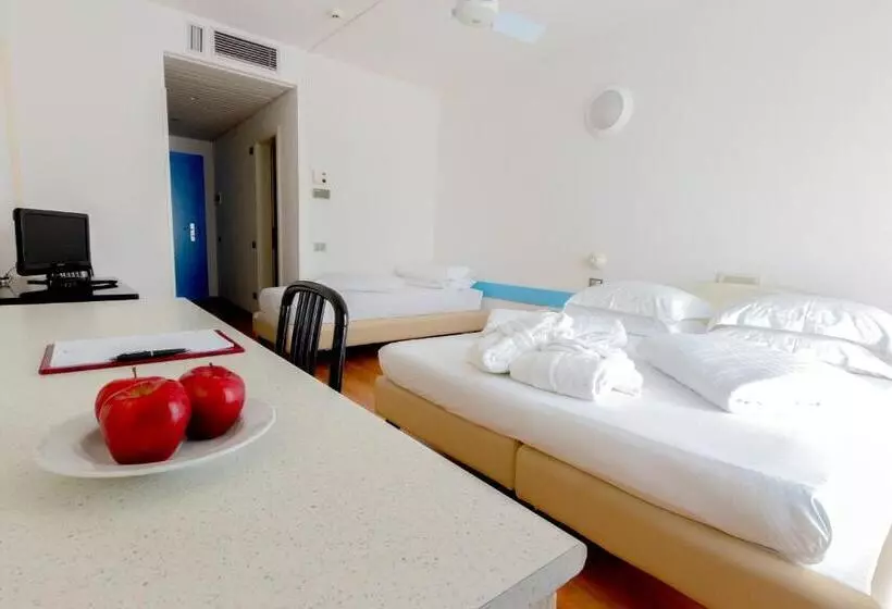 Standard Kolmen Hengen Huone Parveke, Hi Hotels Riva