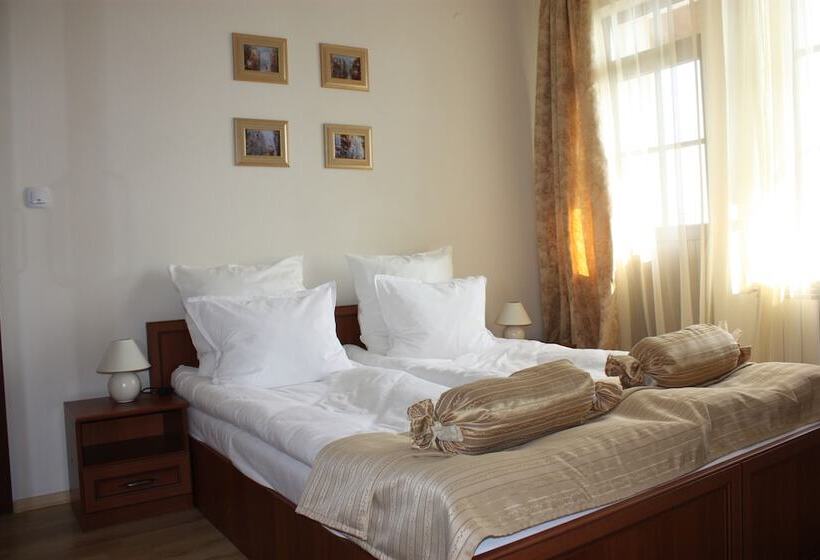 Villa 3 Makuuhuonetta, Pinerose Resort