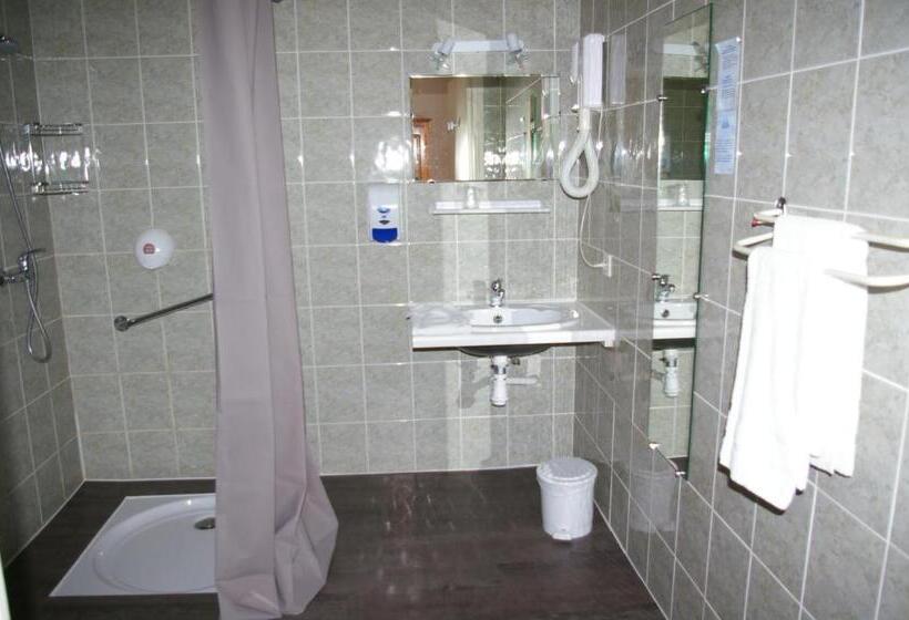 غرفة قياسية لذوى الاحتياجات الخاصة, Queen Serenity