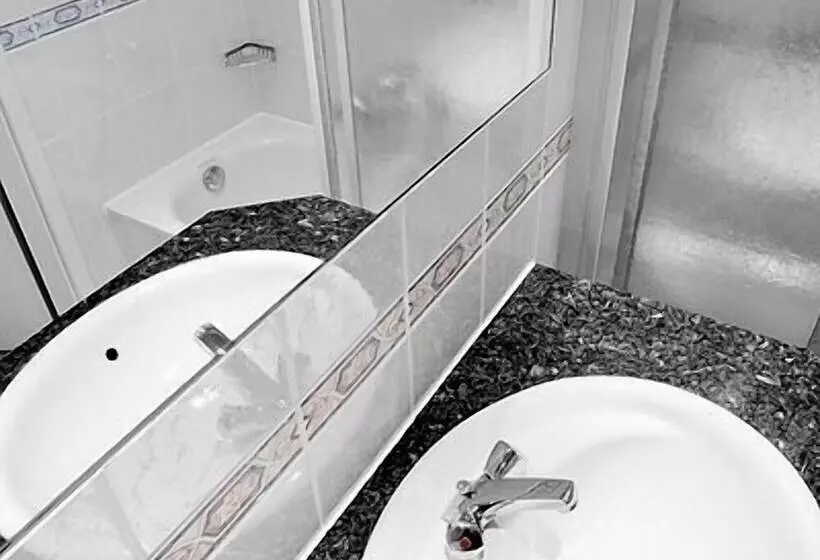 اتاق استاندارد یک نفره, Logis Hotel Restaurant Dimmer